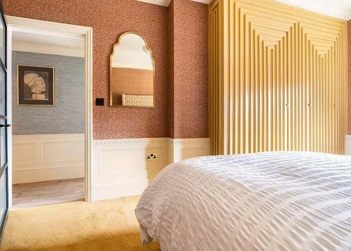 Spacious 2 Bed Luxury Apartment